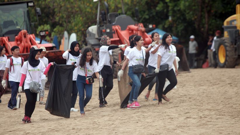 Warga Lokal dan Luar Negeri Bersama-Sama Bersihkan Pantai Kuta Bali