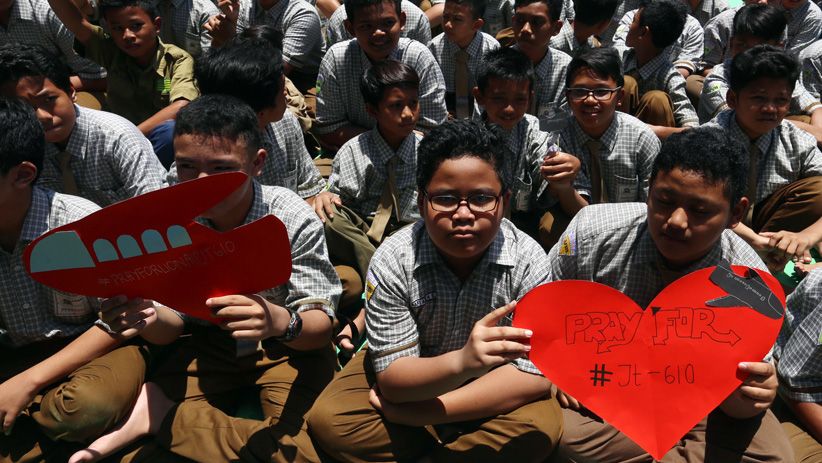 Pelajar di Surabaya Gelar Salat Gaib Doakan Korban Lion Air JT 610 - Bagian 4