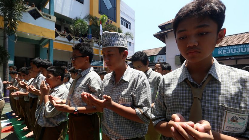 Pelajar di Surabaya Gelar Salat Gaib Doakan Korban Lion Air JT 610 - Bagian 6