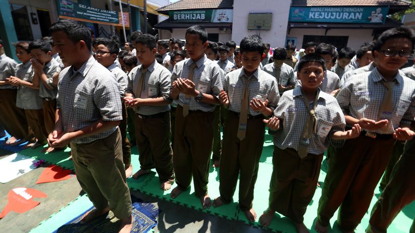 Pelajar di Surabaya Gelar Salat Gaib Doakan Korban Lion Air JT 610 - Bagian 2