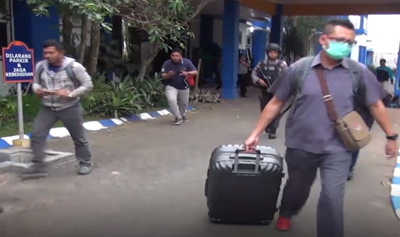 7 Jam Geledah Kantor Sinarmas Grup di Sampit, KPK Angkut 7 Tas Dokumen