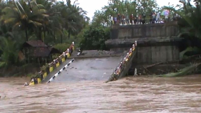Jembatan Roboh Diterjang Banjir, Warga Kecamatan Cipatujah Terisolasi