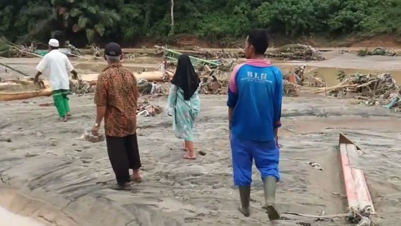 Satu Kampung Nyaris Hilang Disapu Banjir Bandang di Madina