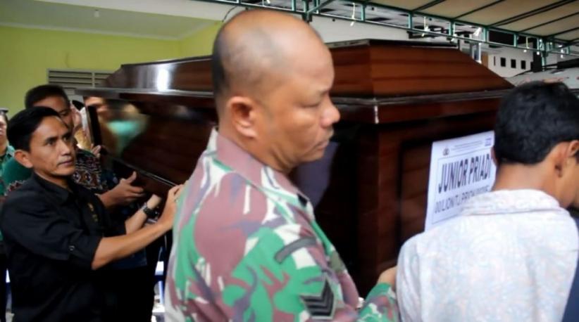 Isak Tangis Sambut Kedatangan Jenazah Korban Lion Air Junior Priadi