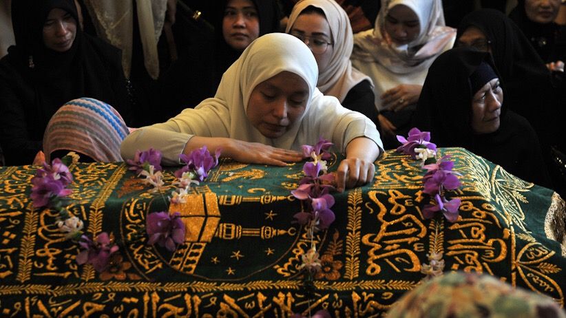 Zumi Zola Hadiri Pemakaman Mantan Gubernur Jambi Zulkifli Nurdin - Bagian 2