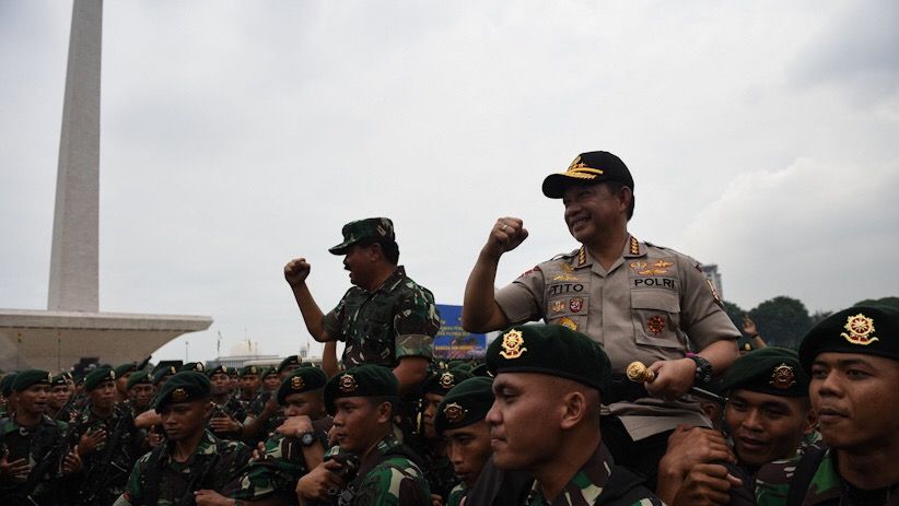 Panglima TNI dan Kapolri Dipanggul Usai Pimpin Apel Kesiapan Natal dan Tahun Baru - Bagian 1
