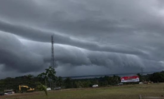 Viral, Awan Berbentuk Tsunami di Mamuju Gegerkan Warga
