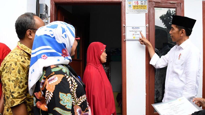 Kunker ke Jabar, Jokowi Tinjau Pemasangan Listrik Gratis di Rumah Warga - Bagian 1