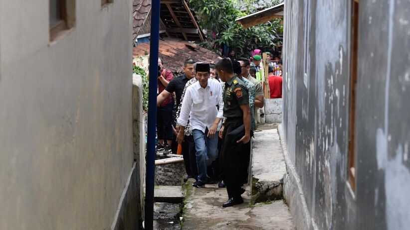 Kunker ke Jabar, Jokowi Tinjau Pemasangan Listrik Gratis di Rumah Warga - Bagian 3