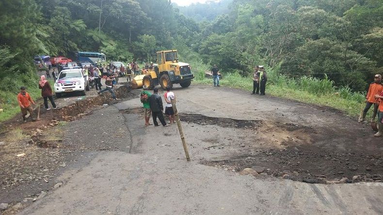 Jalan Pekalongan-Banjarnegara Ambles 60 Cm, Lalu Lintas Tersendat