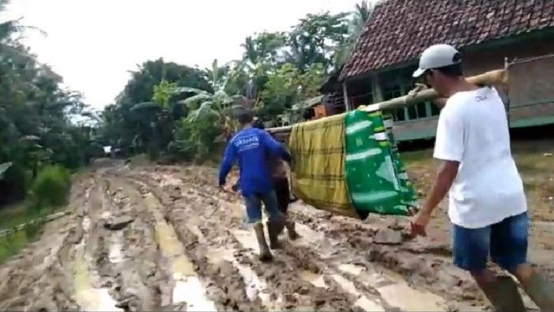 Puluhan Tahun Jalan Rusak, Warga di Pandeglang Minta Perhatian Pemda