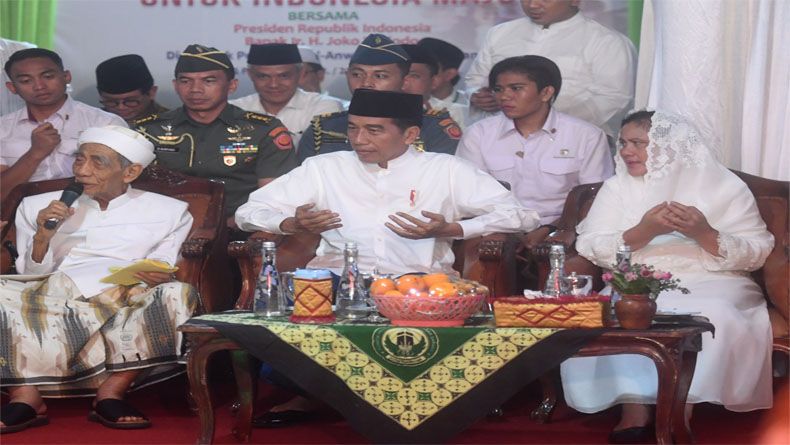 Dikunjungi Jokowi, Mbah Moen: Pilih yang Dekat Saya Malam Ini