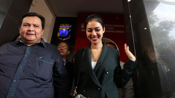 Della Perez Diperiksa Polisi terkait Kasus Prostitusi Online - Bagian 3
