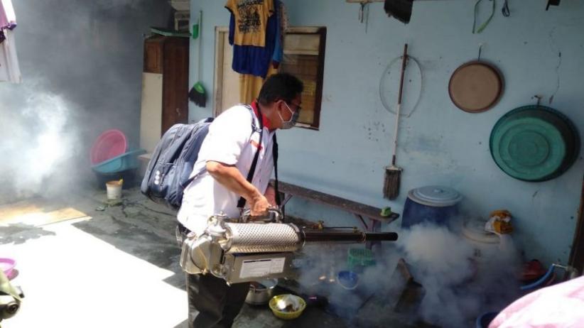 Prihatin DBD, Kader Perindo Gelar Fogging dan Kampanye Hidup Sehat