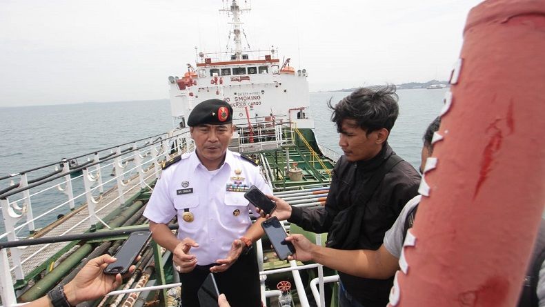 Bakamla Tangkap 2 Kapal Diduga Transfer BBM Ilegal di Perairan Batam