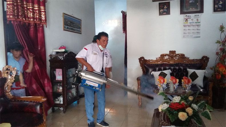 9 Warga Jadi Korban DBD, Caleg Perindo Fogging Ratusan Rumah di Manado