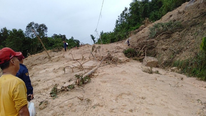 Bukit Matok di Kabupaten Melawi Longsor, Akses Jalan Lumpuh Total