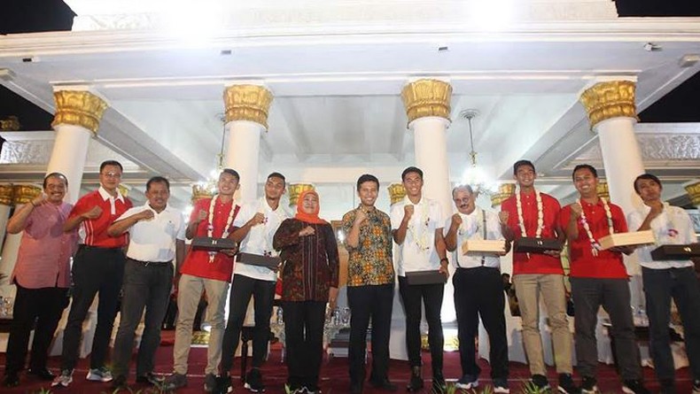 Akhiri Friksi, Khofifah Satukan Persebaya dan Arema di Grahadi