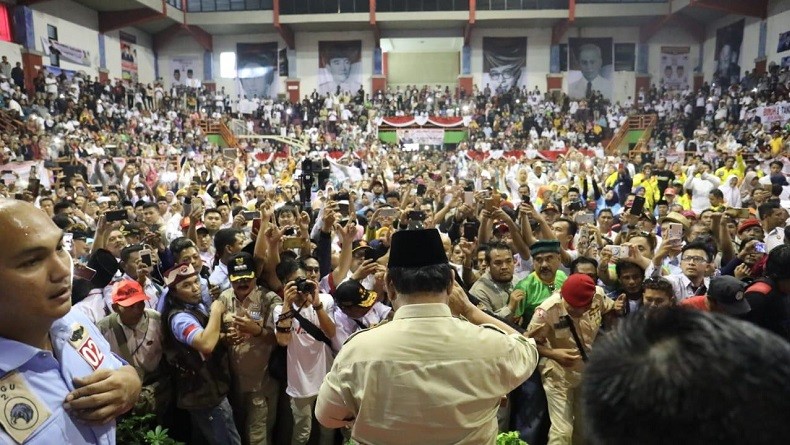 Meski Diguyur Hujan, Ribuan Rakyat Subang Antusias Sambut Prabowo