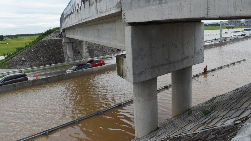 Curah Hujan Tinggi, Jalan Tol Ngawi-Kertosono Terendam Banjir - Bagian 3