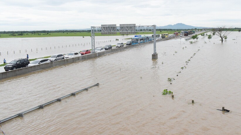Curah Hujan Tinggi, Jalan Tol Ngawi-Kertosono Terendam Banjir - Bagian 1