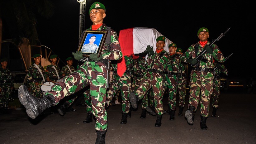 Gugur Ditembak KKSB, Jenazah Sertu Anumerta Mirwariyadin Tiba di NTB - Bagian 1