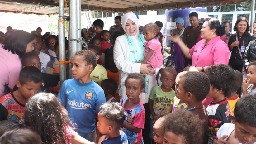 Ketua Bhayangkari Kunjungi Pengungsi Korban Banjir Bandang Sentani - Bagian 3