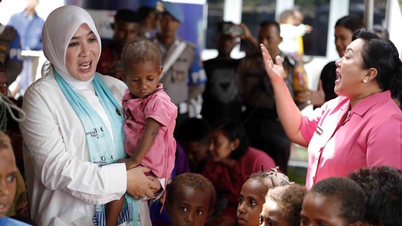 Ketua Bhayangkari Kunjungi Pengungsi Korban Banjir Bandang Sentani - Bagian 2