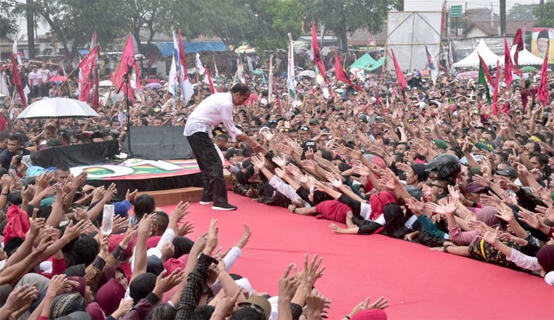 Jokowi bersama Ribuan Pendukung Basah Kuyup Diguyur Hujan Deras - Bagian 2