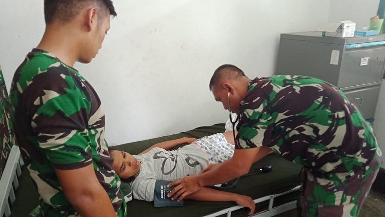 TNI di Perbatasan Bantu Korban Tabrak Lari di Timor Tengah NTT