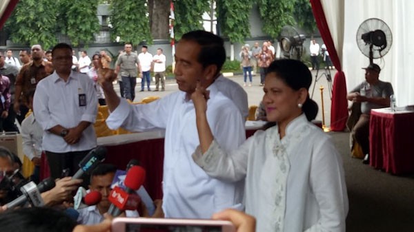 Jokowi-Ma'ruf Amin Kompak Pakai Baju Putih saat Mencoblos - Bagian 1
