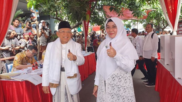 Jokowi-Ma'ruf Amin Kompak Pakai Baju Putih saat Mencoblos - Bagian 3