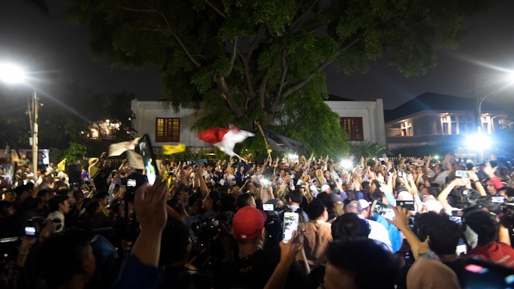 Klaim Menang 62 Persen, Prabowo Sujud Syukur - Bagian 3
