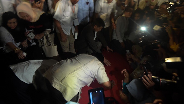 Klaim Menang 62 Persen, Prabowo Sujud Syukur - Bagian 1