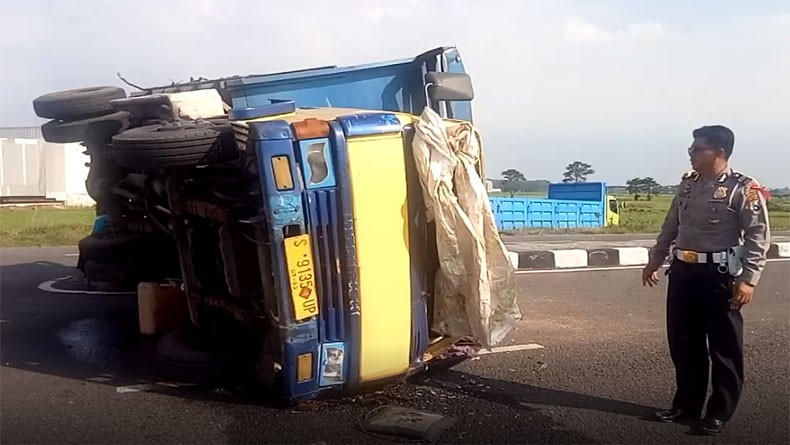 Avanza Tabrak Tronton Bermuatan Semen di Ngawi, 2 Tewas dan 5 Luka