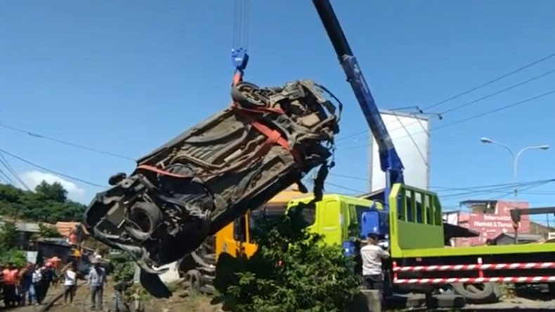Honda BRV Ringsek Ditabrak KA di Cilegon, Perjalanan KA Terganggu