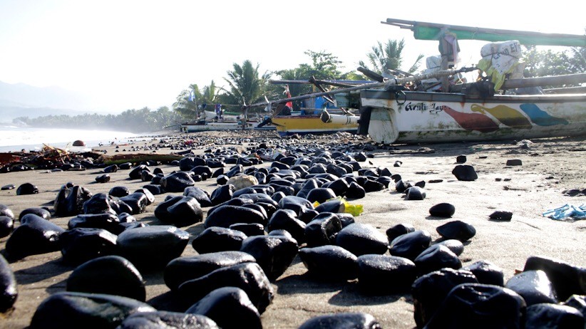 Pantai Cipatuguran Sukabumi Dipenuhi Tumpahan Batu Bara - Bagian 1