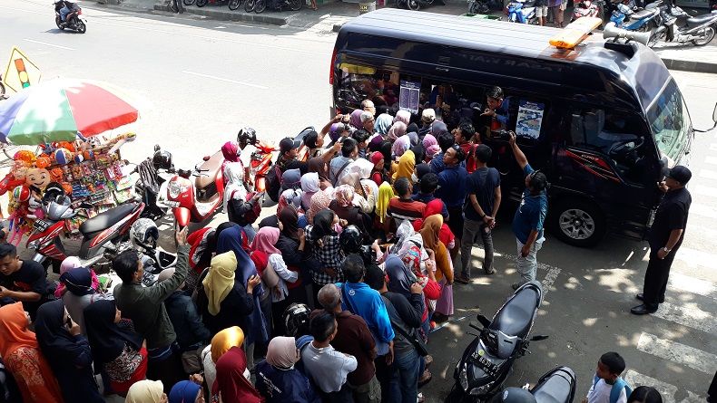 Warga Kulonprogo Antusias Tukarkan Uang Pecahan Baru di Mobil BI