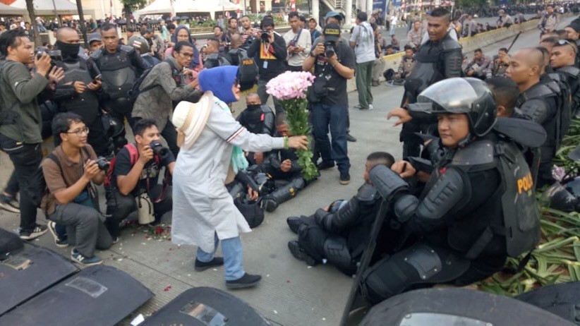 Massa Aksi Bagikan Bunga untuk Polisi di Bawaslu - Bagian 1