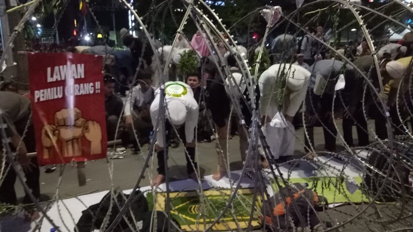 Massa Pendukung Prabowo Salat Tarawih Berjamaah di Jalan MH Thamrin - Bagian 1