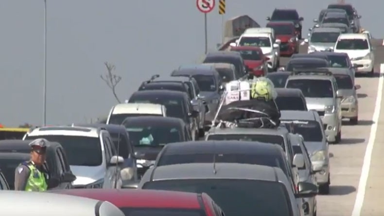 Puncak Mudik Nataru, Jumlah Kendaraan Keluar dari Tol Pejagan Meningkat