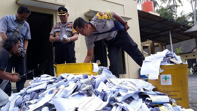 Polisi Musnahkan Ratusan Petasan, Ada yang Seukuran Ember