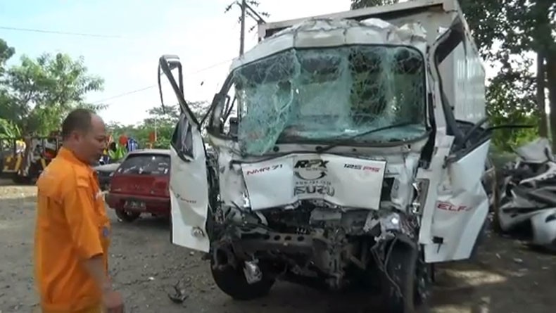 Truk Boks Tabrak Truk Kontainer di Tol Cipularang, Sopir Tewas Tergencet