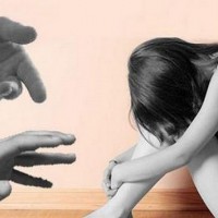 Cemburu Baca Chat Mesra, Suami di Bali Seret Istri dan Telanjangi depan Rumah Pria Lain