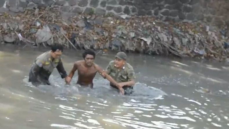 Petugas Satpol PP Terjun ke Sungai Tangkap Orang Gila di Kendal