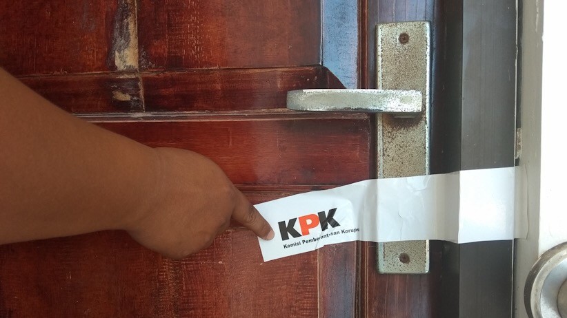 KPK Segel Ruangan Khusus Gubernur Kepri Nurdin Basirun - Bagian 2