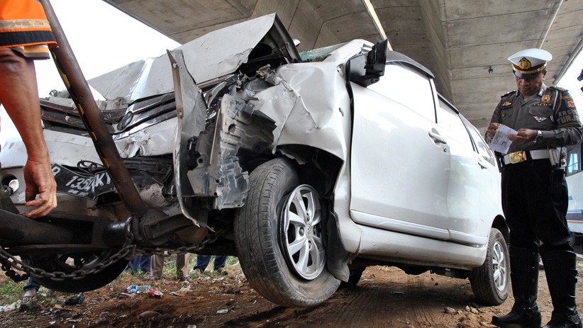Sopir Mengantuk, Mobil Tabrak Tiang Tol BORR - Bagian 1