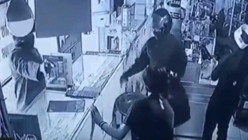 Terekam CCTV, Begini Aksi 2 Perampok Bersenpi Gasak Puluhan Ponsel di Tangerang