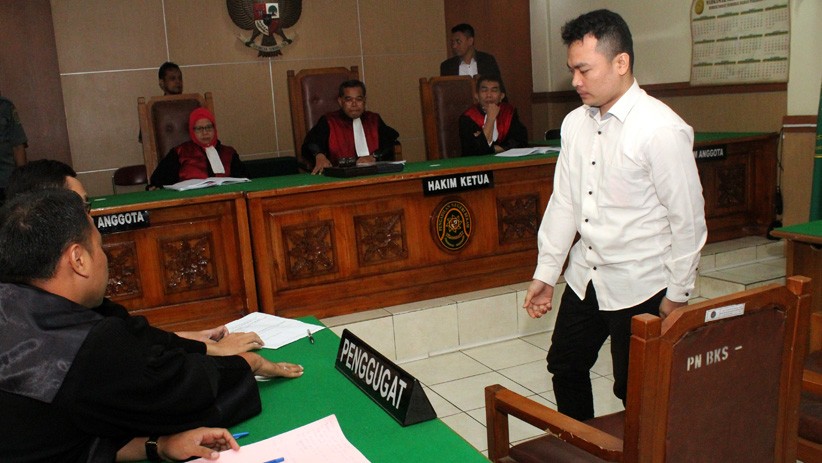 Ekspresi Haris Simamora, Pembunuh Satu Keluarga di Bekasi Divonis Hukuman Mati - Bagian 2