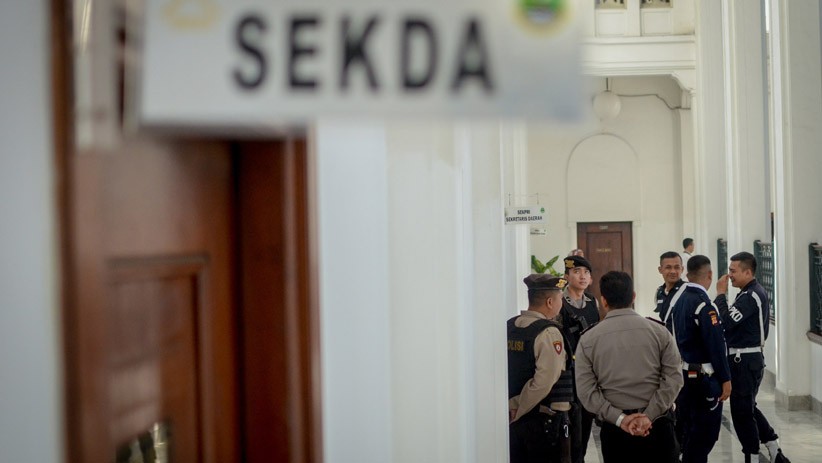 KPK Geledah Ruang Kerja Sekda Jabar Terkait Kasus Suap Meikarta - Bagian 3